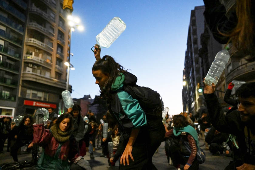 A group of protestors rioting due to lack of water.